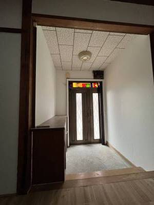 明るい玄関。下駄箱があります