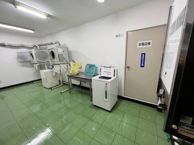 共用のコインランドリーは、乾燥機付きです♪