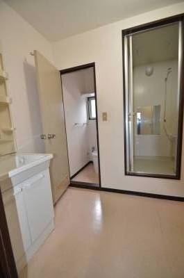 洗面台、トイレ、浴場の入り口。右横は洗濯機等設置可

