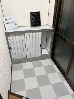 玄関。
土間にタイルを貼り今風にしてみました。