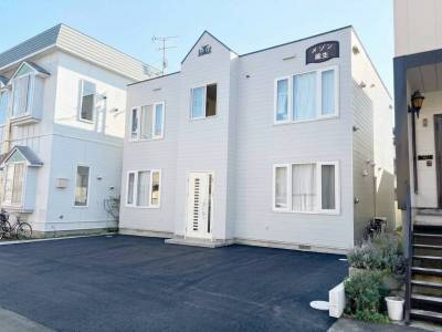 建物外観です。2階建て最上階・角部屋で日当たりも良好です