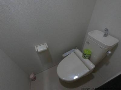 温水洗浄便座付きトイレです