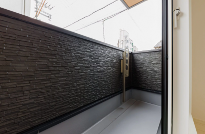 ベランダ。折りたたみ式の物干し金物。