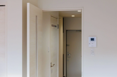 個室入り口。TVモニター付きインターホン。