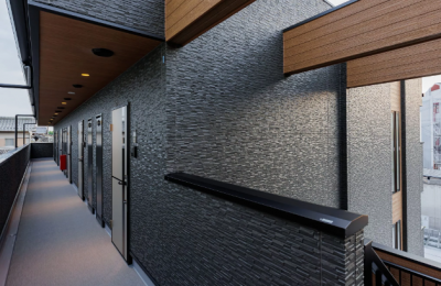 庇付きで庇付きで柔らかな明るさのダウンライトです。