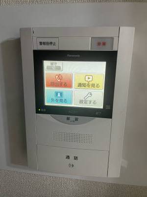 訪問者の視認、オートロックの解錠ができるカラーモニター付き。
