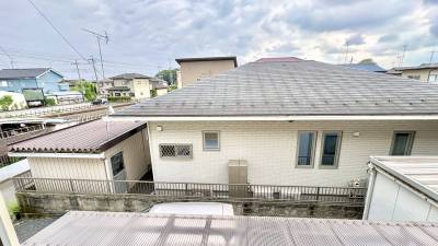 2階の窓から爽やかな風が入ります。