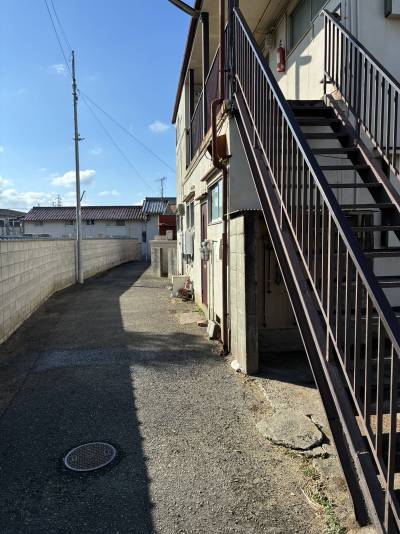 建物の横の道の交通量は少なく、静かです。