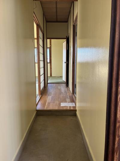 玄関から部屋を見た様子。
