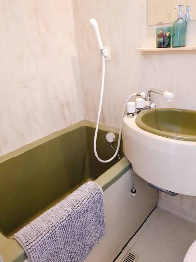 洗面もお風呂もグリーン。なんだかホッとする予感。