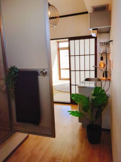 玄関入って左手に洗面とお風呂とトイレの扉があります。