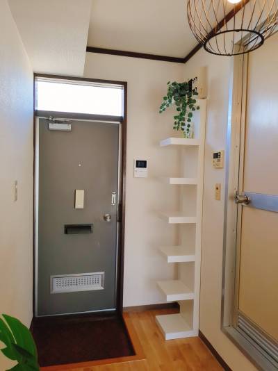 背の高い靴箱が設置されていてオシャレに飾っていただけます。