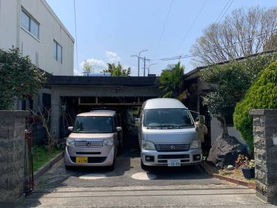 駐車場は４台の他、バイク、自転車も駐輪可能