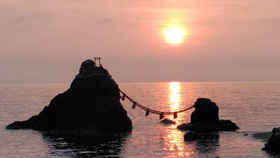 夏至は夫婦岩の間から朝陽が昇ります。