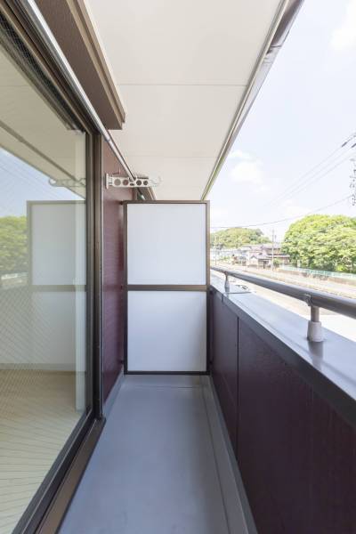 広め屋根有ベランダ東向き昼は日当たり暖かく夕方西日無し♪