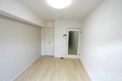 リビング（窓側から玄関口方面を望む）