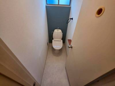 １階はウォシュレット、２階はウォームレットです