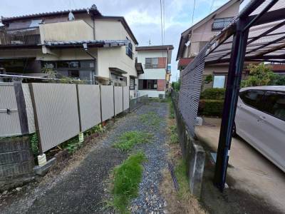 長めのアプローチに駐車可能。軽自動車なら2台OK