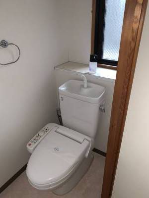 トイレも独立、採光確保で明るめです