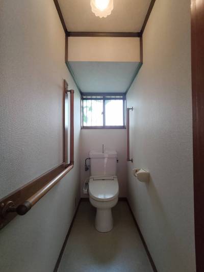 １階トイレです。温水洗浄便座付きです。