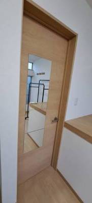 ドアにミラーを貼りました！