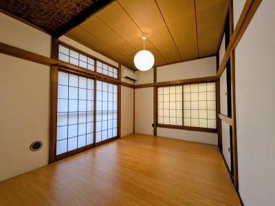 １階和室の壁は漆喰塗り！
エアコン設置済み！