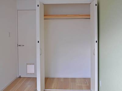 洋室には、ウォークインクローゼット。洋服がたくさん入ります。