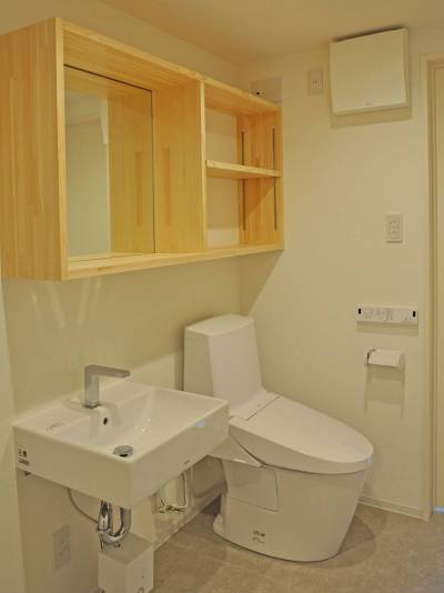 トイレと洗面台です。あえて見える収納棚にしています。