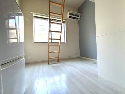 窓からの光がとても気持ちが良いお部屋です。