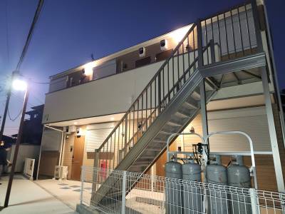 夜のライトアップです。高級ホテルのような趣き