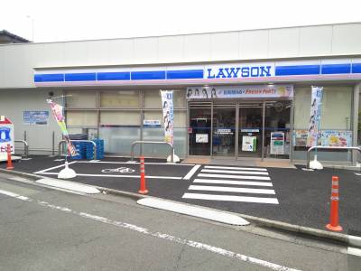 コンビニ徒歩20秒。イートインスペースあり、お弁当豊富です。