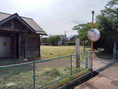 徒歩2分。子供も犬も走り回れる広い公園です。