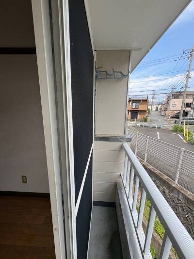 コンパクトで日当たりの良いベランダです！
