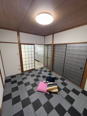 モダンな和室部屋が二つあります