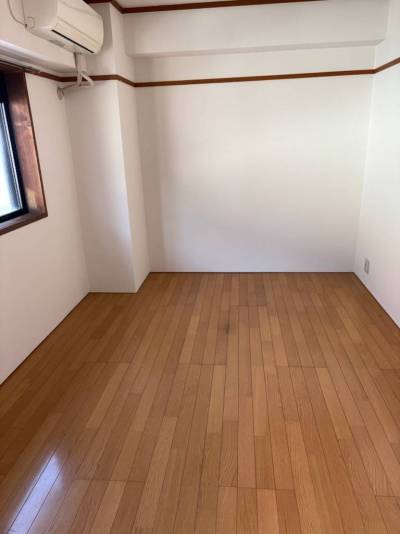 向かって右洋間　６帖