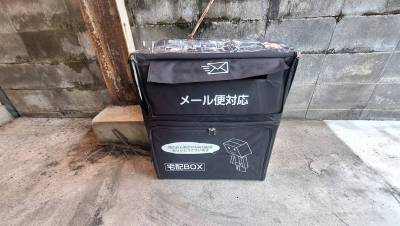 軽量の宅配ボックス付き！使用しないときは室内で保管できます♪