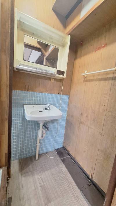 脱衣所兼洗面所！タオル掛けも付いています！