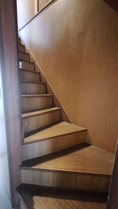 ２階に上がる階段です♪