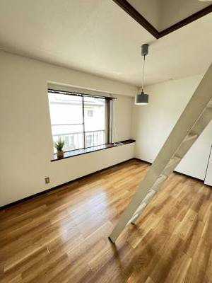 2階　大きな窓のある洋室です。ロフトに行けます
