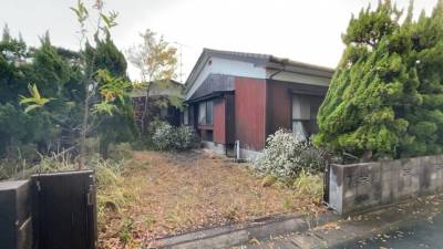 広い駐車場。普通車２台止めれます。