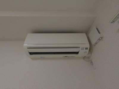 洋室のエアコンです