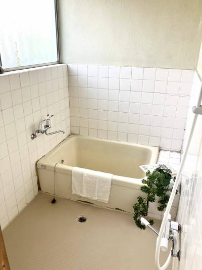 お風呂のお写真です。水洗金具は新規です。