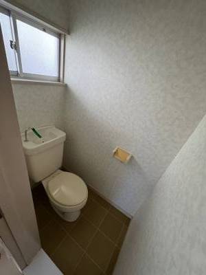 窓があるから明るいトイレ