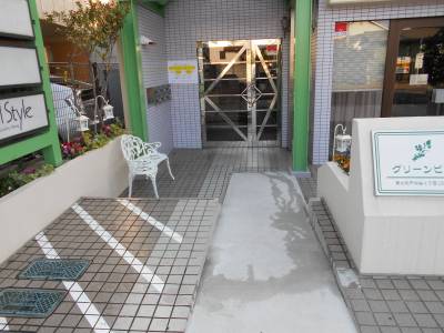 玄関のスロープは緩やかで安心です。
