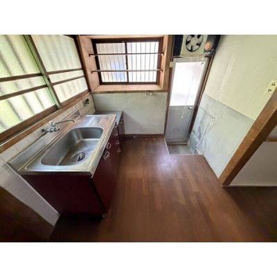 メイン居室の奥にキッチンがございます。奥は勝手口です。