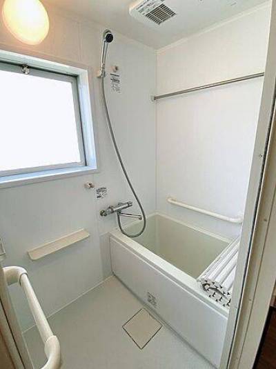 浴室は窓もあり明るく浴室乾燥機もあります。
