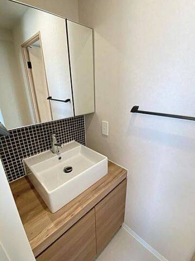 独立洗面台は造作のお洒落なタイプです。