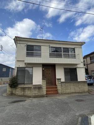 角地で陽当たり抜群！閑静な住宅街に佇む戸建てです。