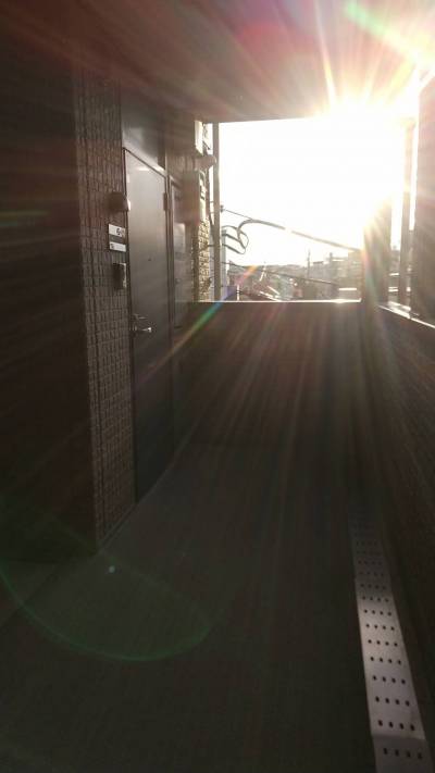 玄関前です。角部屋で、かつ、独立してます。