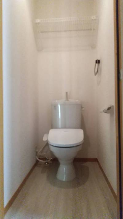 トイレです。上部に棚があります。